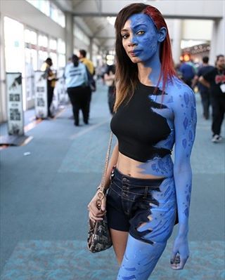 DIY X-Men Mystique Halloween Costume Idea 6 Xmen Halloween Costume Women, Mystique Xmen Cosplay, Xmen Costumes Women, Mystique Xmen Costume, X Men Costumes Women, Xmen Halloween Costumes, X Men Halloween Costumes, Comicon Costume Ideas, Xmen Costumes