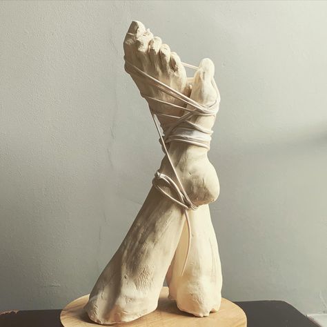 Sculpture in clay Rib Sculpture, Hand Sculptures, Hands Sculpture, Sculpture Woman, Jesus Art Drawing, Ib Art, Leg Art, Body Cast, Cast Art