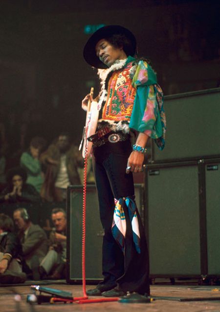 The look; with the scarf around his leg, the far out waistcoat and blouse - Jimi my man! Jimmy Hendricks, Groovy Outfits, Jimi Hendrix Live, Ali Mcgraw, Electric Ladyland, Jimmy Hendrix, Jimi Hendrix Experience, Mode Hippie, The Last