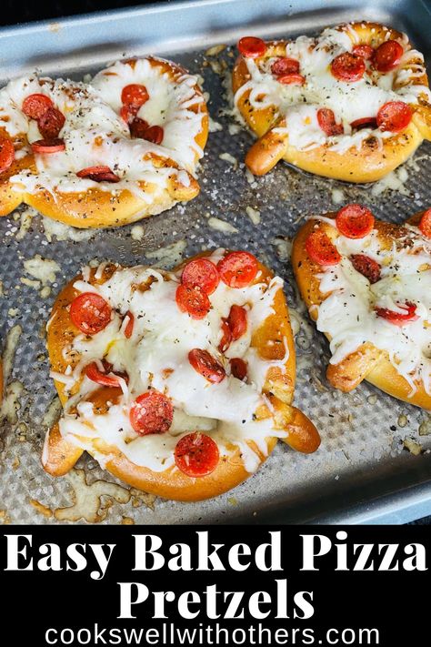 pizza toppings on soft pretzels Pizza Pretzel, Pretzel Pizza, Frozen Pretzels, Baked Pizza, Pizza Dough Recipe Easy, Pretzels Recipe, Game Day Snacks, Pizza Bake, Pizza Recipes Dough