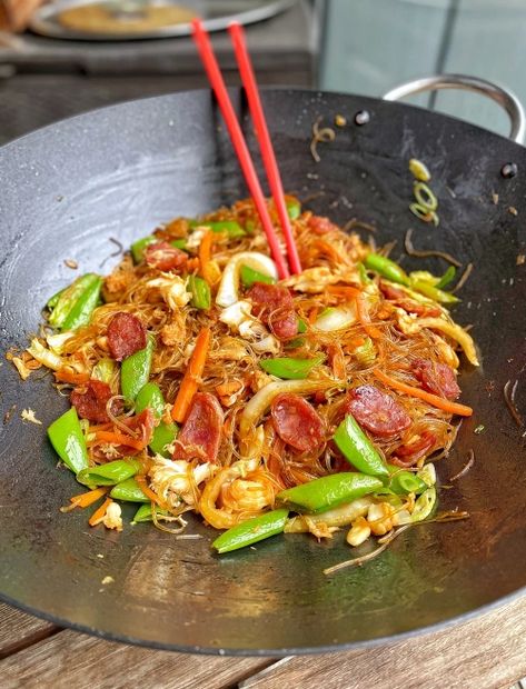 Lap Cheong, Claypot Rice, Cured Egg Yolk, Cured Egg, Chinese Sausage, Glass Noodles, South East Asia, Chinese Cooking, Crab Meat