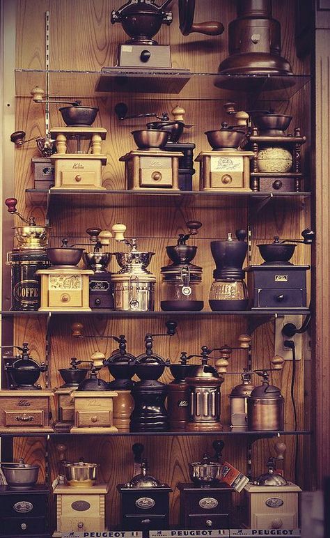 Antique Coffee Grinder, Retro Cafe, Coffee Grinders, Coffee Photography, Turkish Coffee, Great Coffee, Latte Art, Coffee Cafe, Coffee Roasters