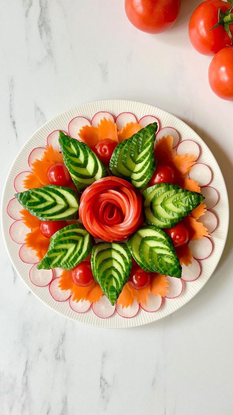 Salad Plating Ideas, Salad Plating, Tomato Rose, Food Plating Design, Fruit Salad Decoration, Salad Presentation, Salad Decoration Ideas, Salad Design, Food Plating Techniques