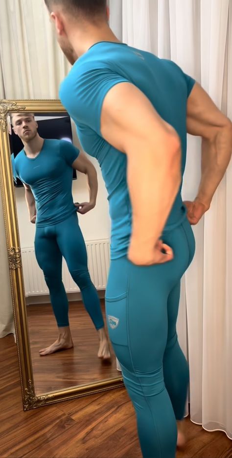 Men in spandex / lycra training gear. Since 2011. All pics found on the web. If you want a pic removed let me know. Men In Socks, Gym Outfit Men, Lycra Men, Father's Day Specials, Clothes Men, Mens Leggings, Mens Tights, Training Gear, Compression Tights