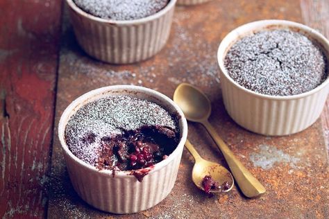 Chocolate and blackberry self-saucing puddings Blackberry Dessert, Self Saucing Pudding, Lemon Bar, Souffle Recipes, Chocolate Souffle, Individual Desserts, Köstliche Desserts, Jamie Oliver, Vegetarian Chocolate