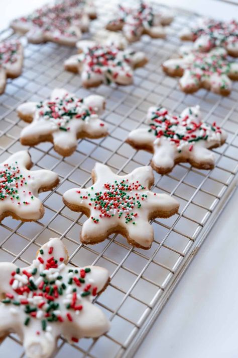 Holiday Cookies - Everyday Parisian World Peace Cookies, Everyday Parisian, Sugar Cookies With Sprinkles, Bite Size Cookies, Cinnamon Recipes, Sugar Cookie Frosting, Easy Sugar Cookies, Holiday Cookie Recipes, Cookie Tins