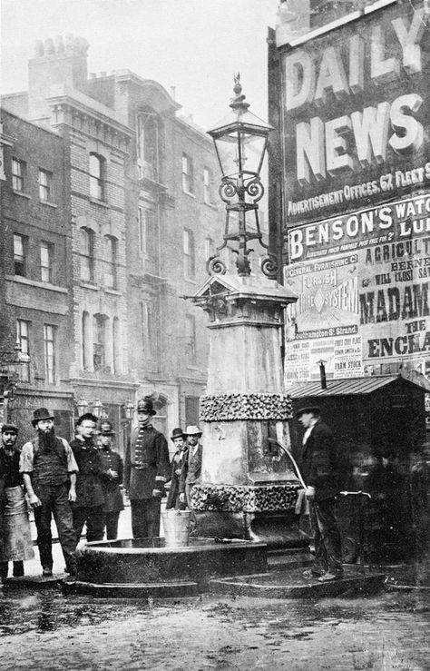 Filling a bucket at Aldgate Pump, East End London. London Prints, Victorian Street, Historical London, 19th Century London, Victorian Life, King John, Victorian London, London History, London Pictures