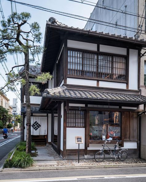 House And Store Design, Kyoto Japan House, Tradition Japanese House, Middle Class Japanese Home, Japan Houses Interior, Japan Houses Aesthetic, Futuristic Japanese Architecture, Japanese Windows Traditional, Japan Old House