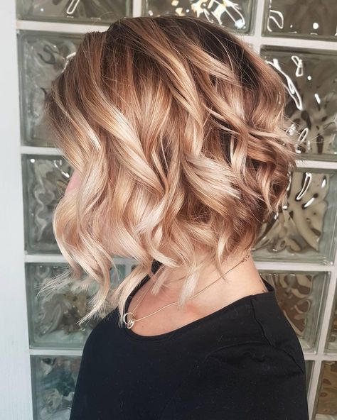 Glossy. Glam. Wavy Bob. We're obsessed with Sophia Lange's beachy blonde balayage and waved hair style. Wavy Blonde Hair, Dark Strawberry Blonde, Light Strawberry Blonde, Strawberry Blonde Highlights, Medium Blonde Hair, Strawberry Blonde Hair Color, Golden Blonde Hair, Strawberry Blonde Hair, Medium Long Hair