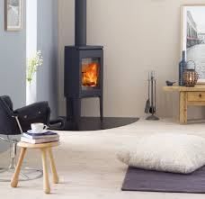 Jotul GF 160 DV IPI Inspired by the immensely popular Jøtul 370 offers the same spectacular three-sided fire view, but with a truly unique tripod base. Jotul Wood Stoves, Corner Log Burner, Modern Stove, Wood Burning Stove Corner, Corner Wood Stove, Woodburning Stove Fireplace, Corner Stove, Small Wood Burning Stove, Wood Burning Stoves Living Room