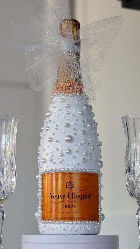 🍾✨ #champagner #champagne #champagnelover #champagnelife #wein #wine #winelover #champagnelovers #champagnetime #champagnelifestyle… | Instagram Anniversary Champagne Bottle, Pearl Wall Art, Pearl Wine Bottle, Decorated Champagne Bottles Engagement, Bride Champagne Bottle, Wedding Inspo Ideas, Prosecco Painting, Bedazzled Champagne Bottle, Decorate Champagne Bottle