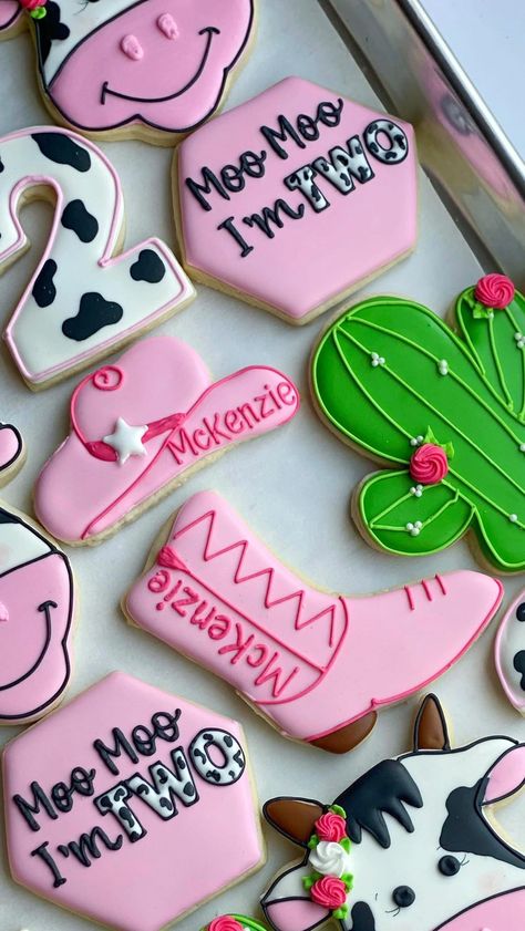 Arri's Goodies on Instagram: “Moo moo I’m 2 🐮 • Last cookie from this set! • #cowcookies #customcookies #sugarcookies #cookiedecorating #cookiesofinstagram #mooimtwo…” Cowgirl Cookies, Cheerleader Birthday, Apple Birthday, Cow Cookies, Tennis Birthday, Hunting Birthday, Two Birthday, Fox Baby Shower, Second Birthday Ideas