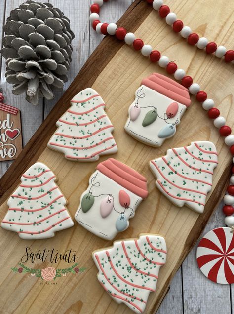 Yarn Cookies Decorated, Christmas Cookie Sets Royal Icing, Peppermint Decorated Cookies, Iced Coffee Cookies Decorated, Christmas Coffee Cup Cookies Decorated, Royal Icing Cookies For Beginners Fall, Cute Decorated Christmas Cookies, Christmas Latte Cookies Decorated, Fun Christmas Cookies Decorated