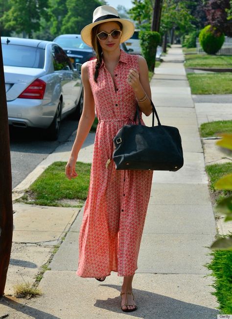 DO wear a casual woven hat with a flowy patterned sundress. If you're going to a picnic or an outdoor party, wear exactly what Miranda Kerr is wearing here. Miranda Kerr Outfits, Miranda Kerr Street Style, Miranda Kerr Style, Summer Maxi, Celebrity Street Style, Miranda Kerr, Girl With Hat, Comfortable Dress, Summer Maxi Dress