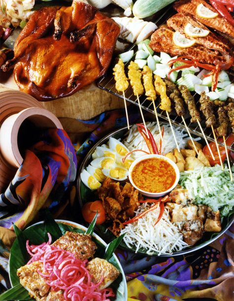 This Malaysian cuisine looks ridiculously delicious! #Malaysia #Food #Travel Malaysian Travel, Malaysian Culture, Journey Game, Malaysia Food, Variety Food, Malaysian Cuisine, Rasa Malaysia, Buffet Ideas, Malaysian Food