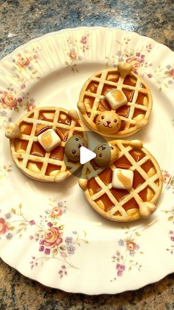 LittleBlueSeal on Instagram: "In case you were wondering, the waffle seals are indeed double sided!  Let me tell you, it was quite the challenge making polymer clay waffles but also so much fun!  They will be in my shop in just over an hour from now! (10am AEST/ 8pm ET) 🧇🦭😋  ✨ #polymerclay #sculpture ✨  #waffles #seals #funnyseals #polymerclayfood #syrup #butter #foodart #sealart #sealcollector #quirkyart #foodcharacter #happyart" Clay Waffle, Funny Seals, Making Polymer Clay, Quirky Art, Food Crafts, Fake Food, Happy Art, The Challenge, Seals