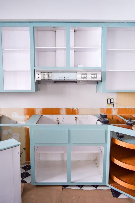 how to paint your plywood kitchen cabinets: first of all, do you even? Yes, paint them, and use the right paint formula and tools! Retro Kitchen can be cute again. Paint Inside Cabinets, Plywood Kitchen Cabinets, Inside Kitchen Cabinets, Plywood Kitchen, Renovation Tips, Plywood Cabinets, Inside Cabinets, Ideas Para Organizar, Classic Kitchen