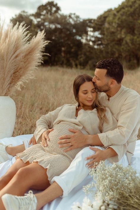 Boho Maternity Photoshoot, Outdoor Maternity Pictures, Natural Maternity Photography, Boho Maternity Photos, Pregnancy Announcement Photoshoot, Maternity Photography Poses Outdoors, Outdoor Maternity Photos, Maternity Photography Poses Couple, Pregnancy Photos Couples