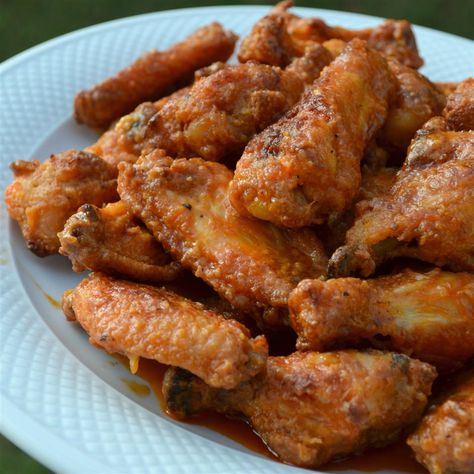 20 New York Foods the Empire State Is Known For Wings Black And White, Hot Wings Recipe, Chicken Riggies, Buffalo Chicken Wings Recipe, Finger Food Recipes, Hot Wing Recipe, Wings Recipe Buffalo, White Cookies, Buffalo Wing