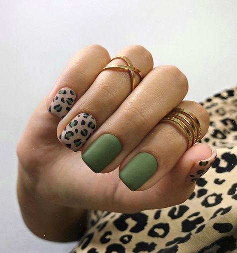 Nail Art End Of Summer, Dark Green Leopard Nails, Subtle Green Nails, Green And Leopard Nails, Short Leopard Nails, Green Leopard Nails, Short Manicured Nails, Green And Yellow Nails, Green Gel Nails