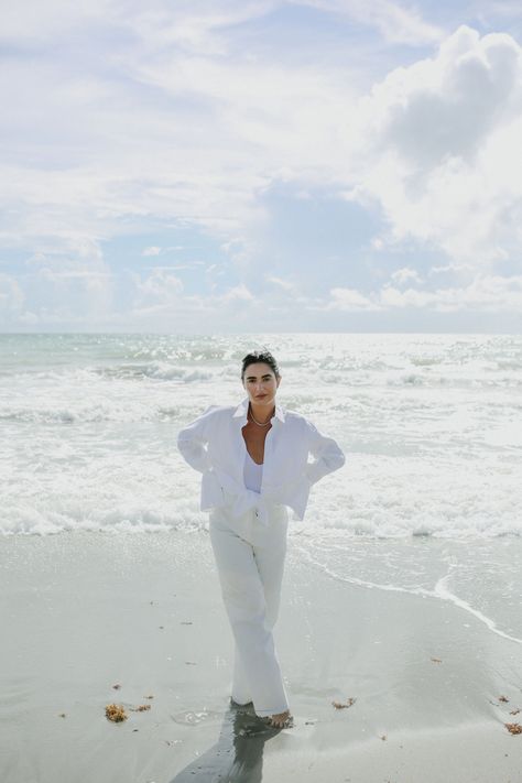 Photo of girl on a beach in a white bathing suit with beach hat. Beach Shoot Outfit Ideas, Brand Headshots, Photoshoot Ideas Summer, Editorial Fashion Shoot, Summer Beach Photography, Beach Photoshoot Ideas, Lifestyle Photography Women, Summer Beach Looks, Italian Summer Aesthetic