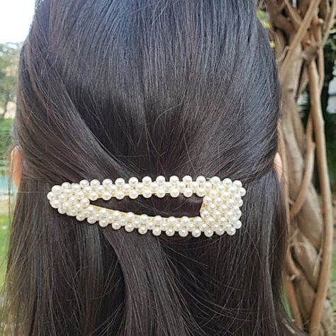 Click clac pearl hair barrette / pearl hair clip. Very good quality with gold base. Ideal for pinching side strands. Very good hold on the hair. Length 7.5cm. Pearl Clips, Wedding Barrettes, Clip Hairstyles, Hair Accessories Clips, Pearl Hair Clip, Hair Styler, Clip Hair, Loose Curls, Pearl Hair