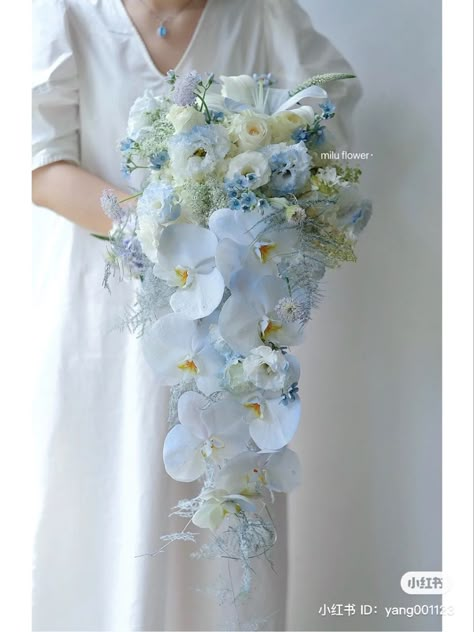 Wedding Handbouquet Flowers, Flower Bouquet Cascading, Hand Wedding Boquet, Unique Bride Bouquet Ideas, Blue And White Cascading Bridal Bouquet, Cascading Orchid Wedding Bouquet, Blue Hand Bouquet, Hand Bouquet Wedding Elegant, Wedding Bouquets Cascade