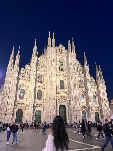 Milan Aesthetic Girl, Travelling Photos, Milan Aesthetic, Instagram Inspo Aesthetic, Milano Duomo, Coiba, Italy Winter, 2025 Goals, Milan Travel