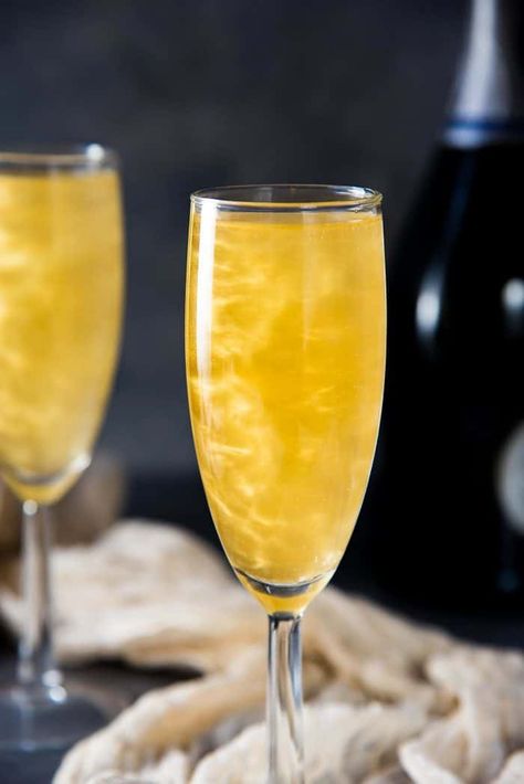 Gold Shimmery Champagne Cocktail - an easy Elderflower Champagne cocktail, New Year's Eve Drink that is perfect as any celebration cocktail. Elderflower Champagne, New Years Eve Drinks, New Year's Drinks, Lemonade Slushies, New Years Cocktails, Champagne Recipes Cocktails, Gold Drinks, Napa Wineries, Non Alcoholic Wine