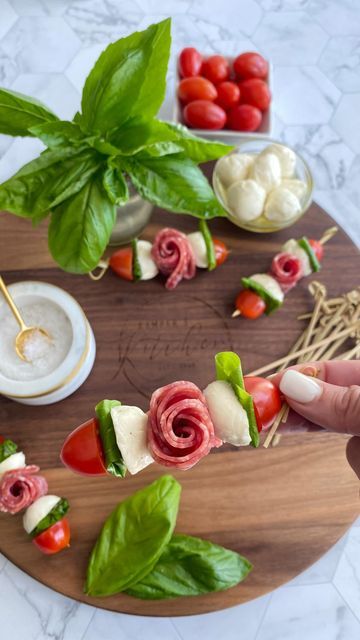 Cherry Tomato Mozzarella Skewers, Charcuterie Kabob Skewers, Salami Rose Skewer, Salami Skewers, Fresh Mozzarella Appetizers, Skewer Ideas, Tomato Mozzarella Skewers, Paas Brunch, Charcuterie Skewers