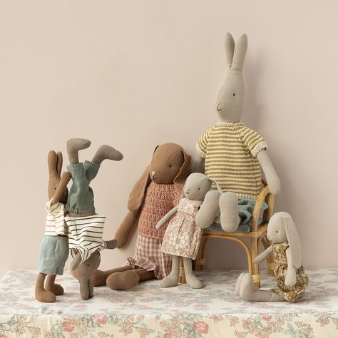 In the Rabbit family's world, there's always fun and games to be had. Today, the rabbit brothers are showing off a new trick while the others giggle and squeal with joy. Maileg Rabbits, Maileg Bunny, Fit Mum, Knitted Shirt, Classic Flower, Imaginary Play, Baby Mouse, Kids Playhouse, Big Gifts