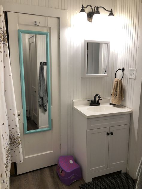 How Our Family of Seven Makes It Work with Only One Bathroom – Small Stuff, Big Family Small Bathroom Big Family, One Bathroom Big Family, Small Shared Bathroom, Big Family Bathroom, Missouri Town, Tiny Bathroom Storage, Bathroom Big, Small Bathroom Vanities, Small Stuff