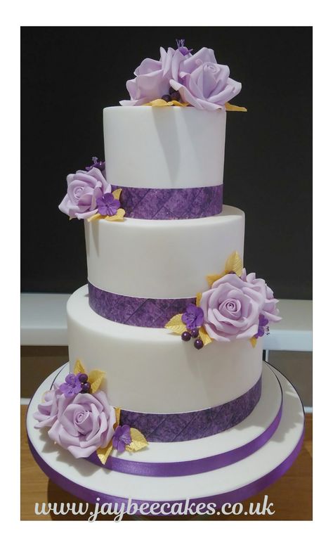 Lavender Gold And White Wedding, Wedding Cake Designs Yellow, Purple And Gold Wedding Cake, Purple And Gold Cake, Debut Cake, Golden Wedding Cake, Gold And White Cake, Royal Wedding Themes, Wedding Cake Peach