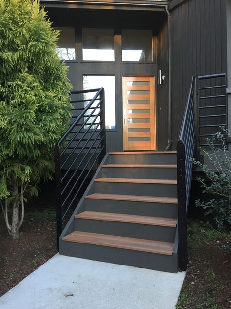 Exterior Stair Railing, Porch Handrails, Exterior Handrail, Aluminum Railings, Porch Railing Designs, Outside Stairs, Outdoor Handrail, Front Porch Railings, Garden Railings