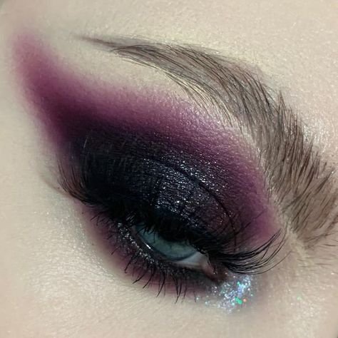 Black And Lavender Makeup, Dark Purple Makeup Aesthetic, Purple Black Smokey Eye, Purple Makeup For Wedding, Dark Purple Makeup Ideas, Dark Purple Smokey Eye Makeup, Purple Vampire Makeup, Black And Purple Makeup Looks, Purple And Black Makeup Looks