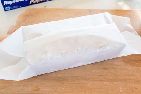 How to use parchment paper to wrap a pound cake or loaf of bread to give as a gift Mini Loaf Cakes Packaging Gift Ideas, Wrapping Mini Loaves Gifts, How To Wrap Mini Loaves For Gifts, Food Gift Packaging Ideas, Bread Gift Packaging, Loaf Packaging, Diy Gift Wrapper, Cake Wrapping Ideas, Expensive Gifts For Women