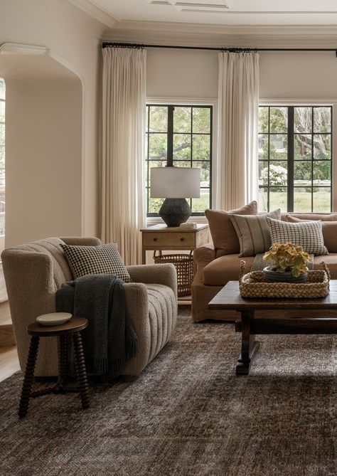 Shoppe Amber Interiors - Fall 2023 | Shoppe Amber Interiors - Page 38-39 Colonial Living Room, Colonial Interior, Colonial Style Homes, Casa Patio, Amber Interiors, Transitional Living Rooms, Colonial Style, Living Room Inspo, House And Home Magazine