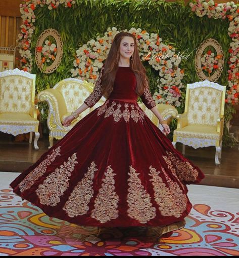 Lahnga Bridal, Pakistani Dresses Wedding, Velvet Bridal Lehenga, Lehenga Pakistani, Latest Bridal Dresses, Bridal Dresses Pakistan, Red Lehenga, Long Frocks, Velvet Shirt