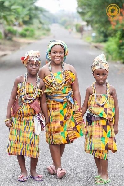 Writing With Color — "But you don't look African" Ghana Culture, Krobo Beads, Afrikaanse Mode, Kente Cloth, Three Women, African Textiles, African People, We Are The World, African History