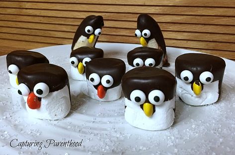 Marshmallow & Banana Penguins - a fun winter treat! Banana Penguins, Penguin Snacks, Vbs Snacks, Tinted Mason Jars, Winter Science Experiments, Preschool Room, Winter Science, Wooden Craft Sticks, Summertime Crafts