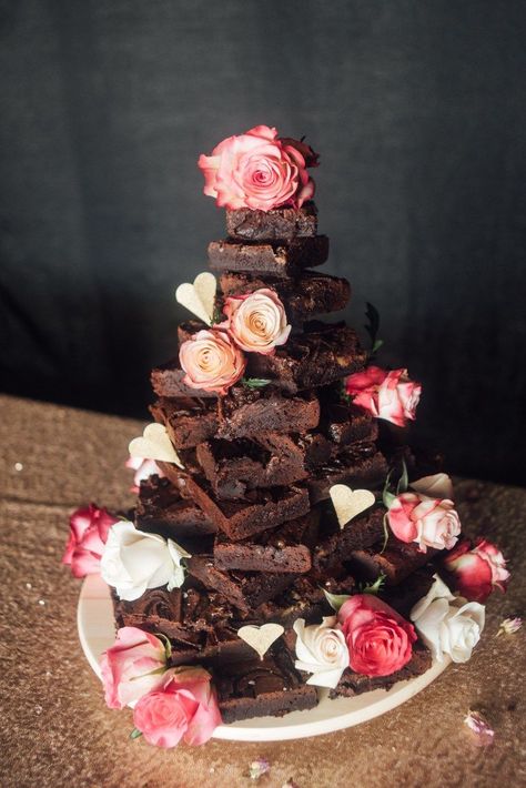 Wedding Cakes Alternatives, Instead Of Wedding Cake, Brownie Wedding Cakes, Cake Alternatives, Alternative Wedding Cakes, Wedding Brownies, Geode Cake Wedding, Mini Wedding Cakes, Wedding Cake Alternatives