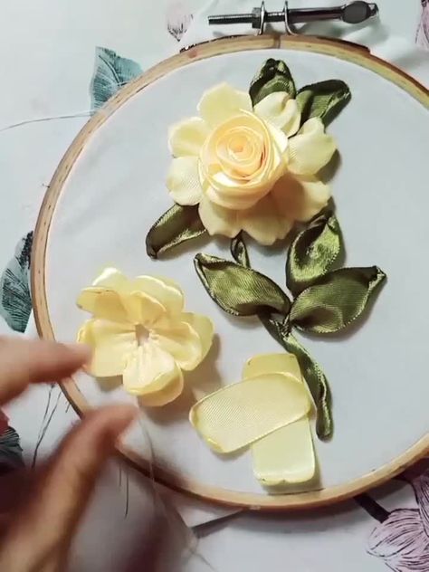 Asnimar Embroidery - Flower Ribbon Embroidery Design & Tutorial Silk Ribbon Embroidery Tutorial, Embroidery Simple, Sulaman Pita, Silk Ribbon Embroidery Patterns, Simple Flower Design, Blackwork Patterns, Ribbon Embroidery Tutorial, Embroidery Tutorial, 3d Rose