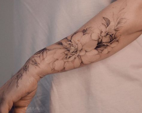 Delicate and airy tattoos for girls from Karolina Szymańska Feminine Tattoo Sleeves, Girl Back Tattoos, Tattoos For Girls, Inspiration Tattoos, Floral Tattoo Sleeve, Forearm Tattoo Women, Delicate Tattoo, Shoulder Tattoos For Women, Classy Tattoos