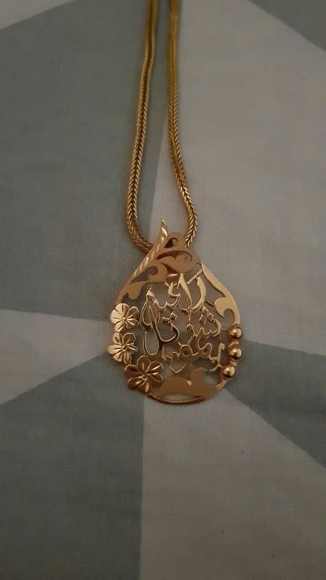 Unique Pendent Designs Gold, Mahar Locket With Name, Gold Pendent, Locket Design, Unique Gold Jewelry Designs, Unique Gold Jewelry, Gold Jewelry Designs, Gold Jewels Design, Gold Bangles For Women