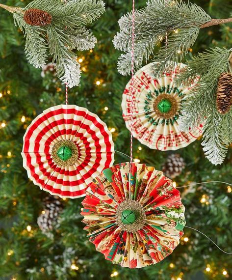 34 DIY Paper Ornaments for the Perfect Tree Make Snowflakes Out Of Paper, Snowflakes Out Of Paper, Diy Paper Ornaments, Diy Paper Snowflakes, Make Snowflakes, Christmas Paper Chains, Paper Ornaments Diy, Craft Ideas For Beginners, Make A Paper Flower