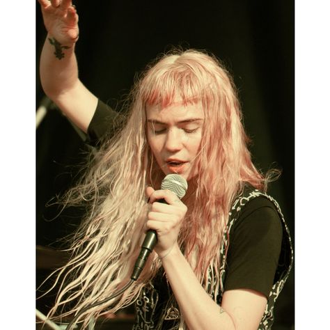 Grimes Hairstyle, Claire Boucher, 90s Grunge Hair, Short Bangs, Grunge Hair, Green Hair, Hairstyles With Bangs, Pretty Hairstyles, Pink Hair