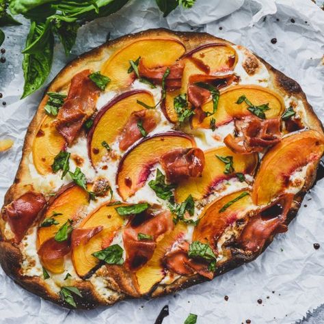 Peach Prosciutto, Pizza Prosciutto, Peach Pizza, Prosciutto Recipes, Burger Pizza, Prosciutto Pizza, Pizza Burger, Naan Pizza, Pizza Sandwich