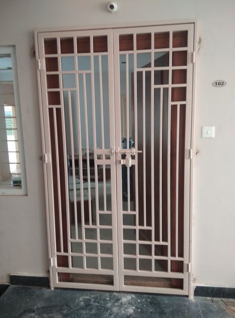 Modern Iron Gate Designs Front Entry Door, Sefty Door Design Modern Metal, Ms Safety Door Design, Iron Safety Door Design, Safety Door Design Entrance Grill, Balcony Safety Grill Design, Main Door Grill, Main Grill Gate Design, Balcony Door Design