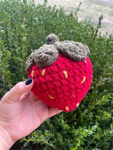 Crochet Strawberry plush Easy crochet toys #easycrochettoys #crochet #crochettoy #crochetpattern #crochetpatterns 5.356 Red Crochet Ideas, Easy Crochet Toys, Crochet Store, Yarn Making, Giraffe Crochet, Bernat Blanket, Crochet Mignon, Crochet Strawberry, Confection Au Crochet