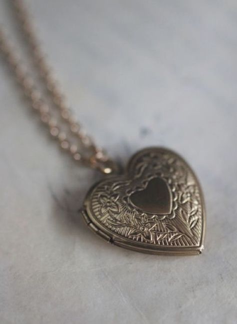 Gold Heart Locket, Dope Jewelry, Gold Locket, Fantasy Jewelry, Heart Locket, Jewelry Inspo, Dream Jewelry, Gold Heart, Dainty Jewelry